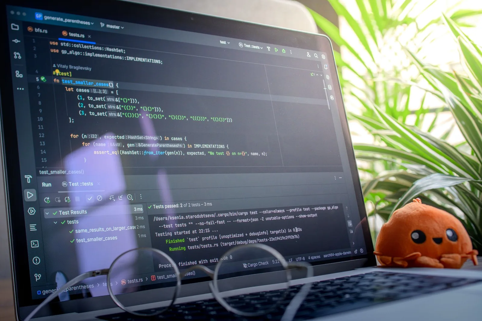 Programadora executa testes automatizados no notebook com o terminal aberto